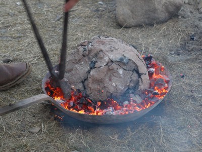 Rôti dans la glaise sorti du feu