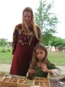 Ragnhild et Kaëli devant l'échoppe 