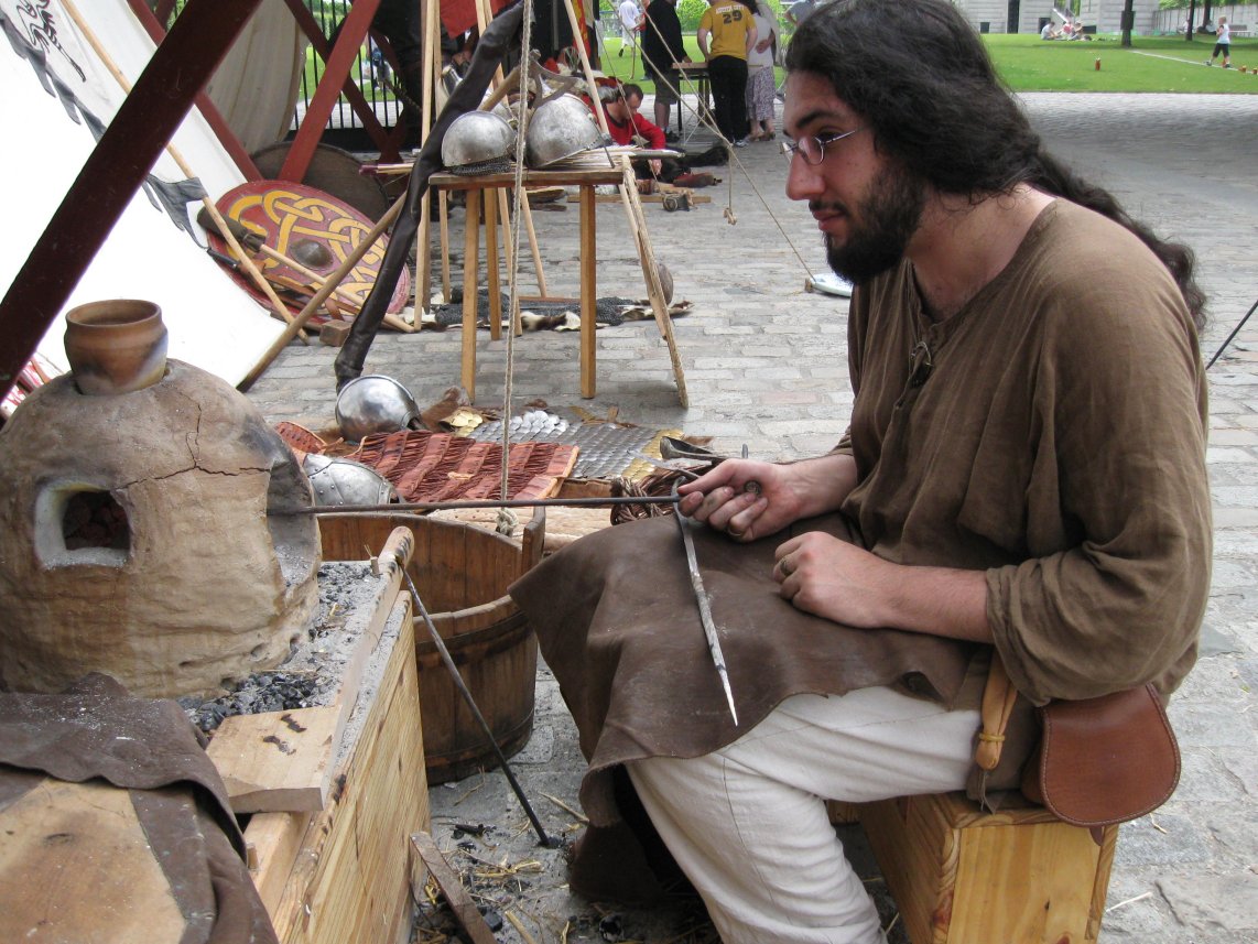 Jani devant le four à perles 