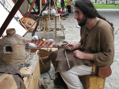 Jani devant le four à perles 