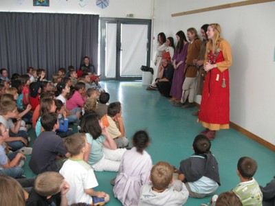 La Branche Rouge évoque la période viking devant les enfants rassemblés