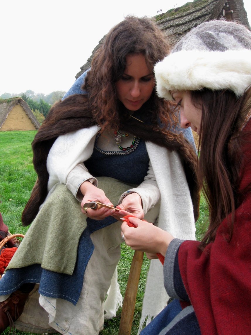 Lahja et Svenhild s'exerçant au Naalbinding