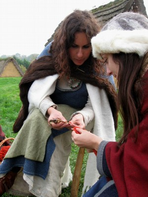 Lahja et Svenhild s'exerçant au Naalbinding