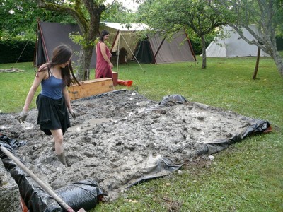 Préparation du torchis : argile, eau, paille, sable et terre