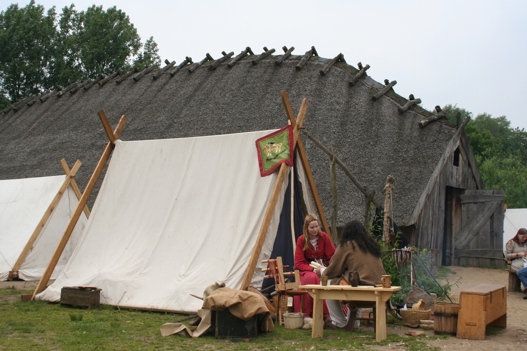 Ragnhild et Jani s'occupent au camp