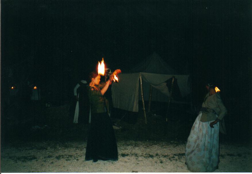 Une jongleuse de feu devant la Yourte