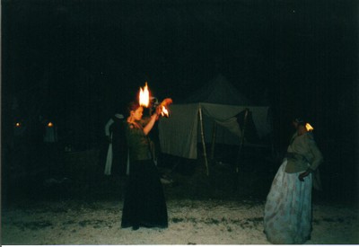 Une jongleuse de feu devant la Yourte