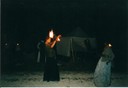 Une jongleuse de feu devant la Yourte