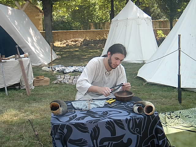 Souheil (Jani) fait de la cotte de maille