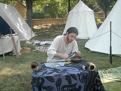 Souheil (Jani) fait de la cotte de maille