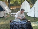 Souheil (Jani) fait de la cotte de maille