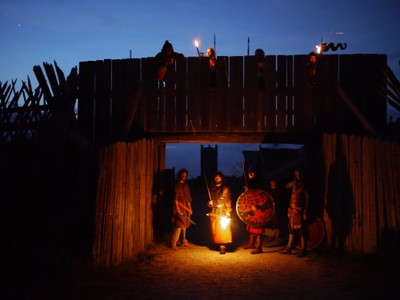 Les combattants à l'entrée du site