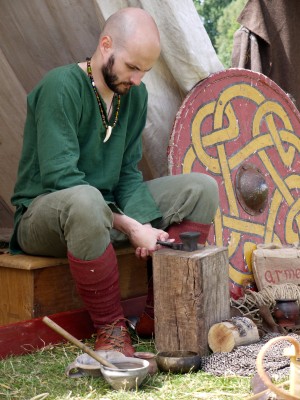 Atelier fabrication de cotte de maille rivetée