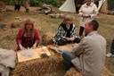 Ragnhilde initie le public au feutrage de la laine